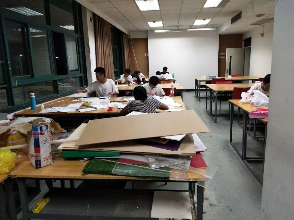 高校23:30熄灯制度卷土重来！黑暗中的大学生会乖乖睡觉吗？