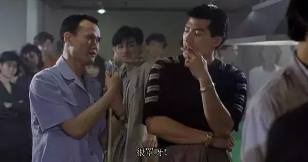 在这部1988年的老电影中，袁洁莹演女学生，林正英演警察