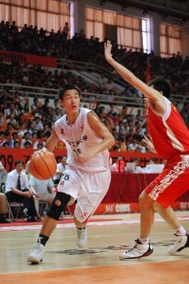篮球界切开秀：中国大神1V9得157分！美国狂人单场138分
