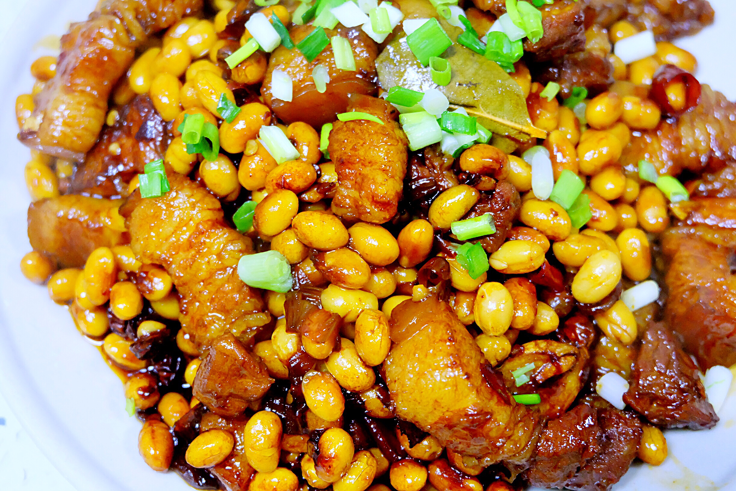 吃惯了家常红烧肉,教你两分钟学会做黄豆红烧肉,好吃不油腻