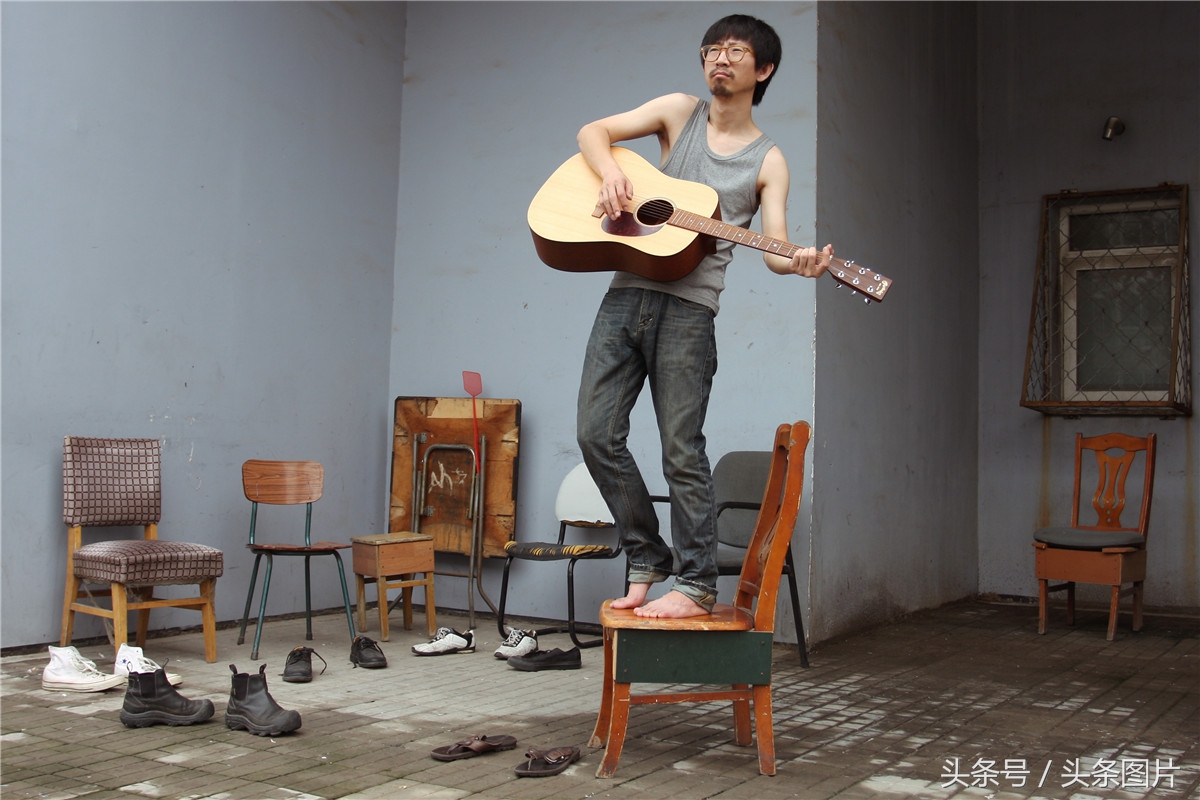 2005年张楚 2005年录制纪念张炬的合辑《礼物》唐朝乐队主唱丁武 2005