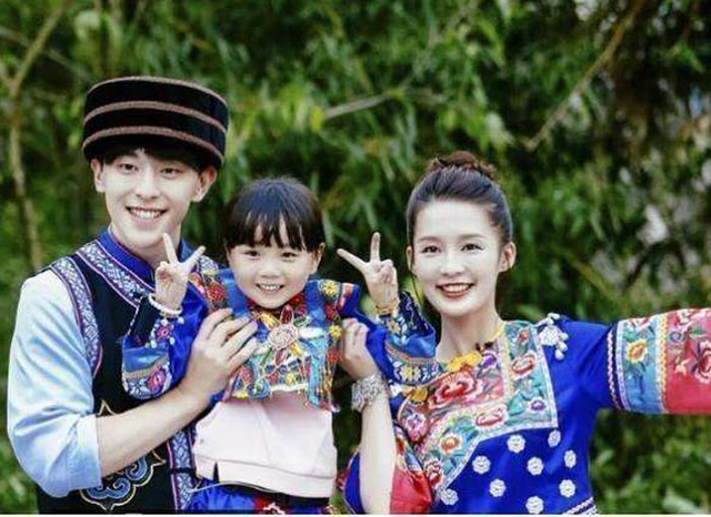 邓伦八字表白李沁!网友:看身高颜值,穿搭,两人快在一起吧!