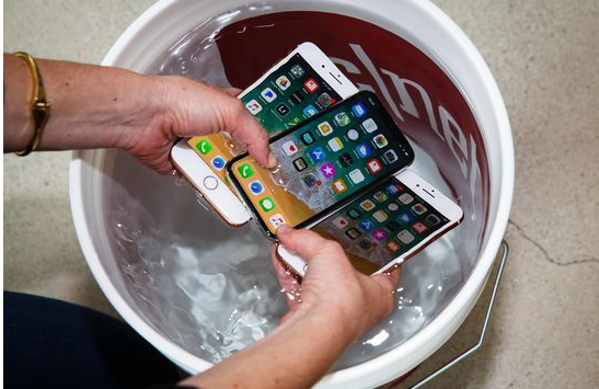 苹果8plus防水吗，苹果8plus进行防水测试？