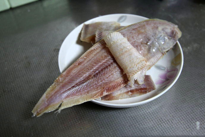海下人不愿吃它，沿海地區人們習慣叫它“舌頭魚”