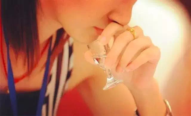 品鉴白酒的好坏其实就是那么简单，保准您一学就会！