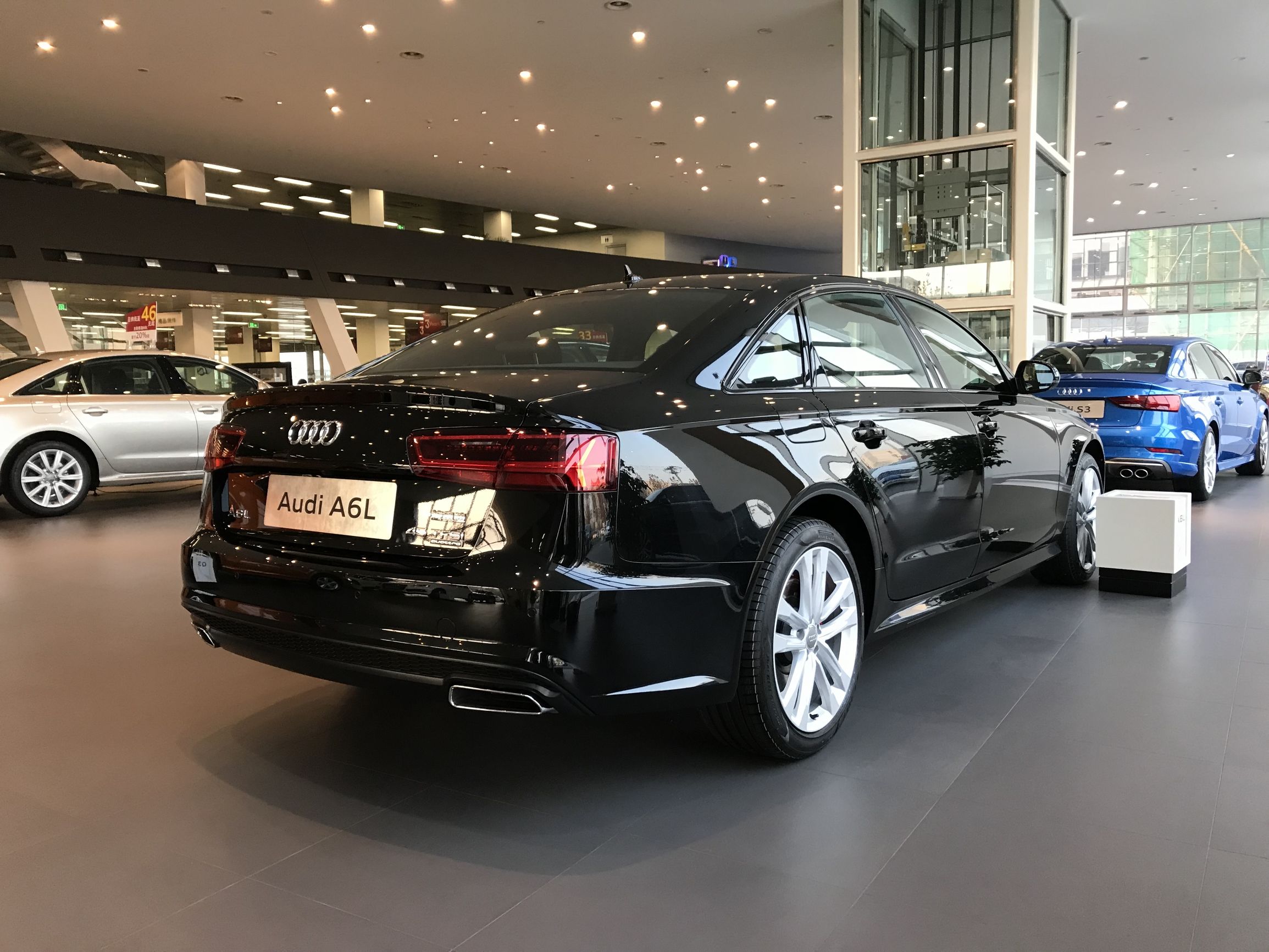 试A6L 45TFSI：V6机械增压全时四驱，落地50万和乞丐版5系一个价