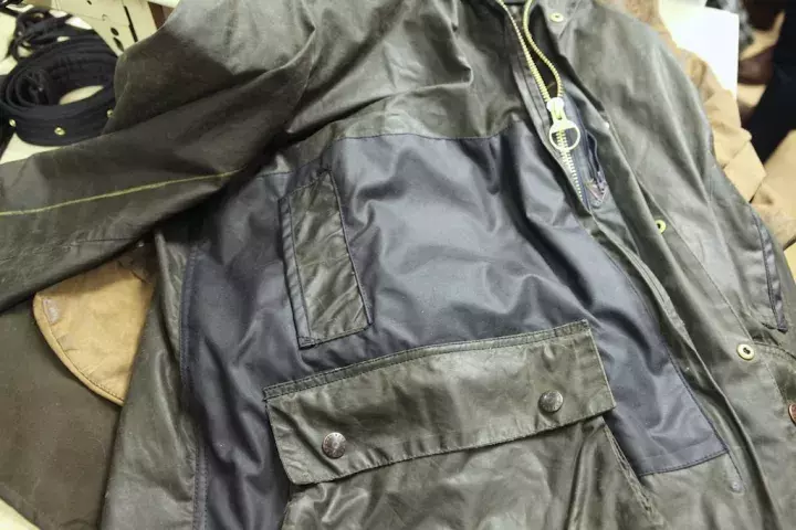 这年头型男手上都有一件「Barbour」