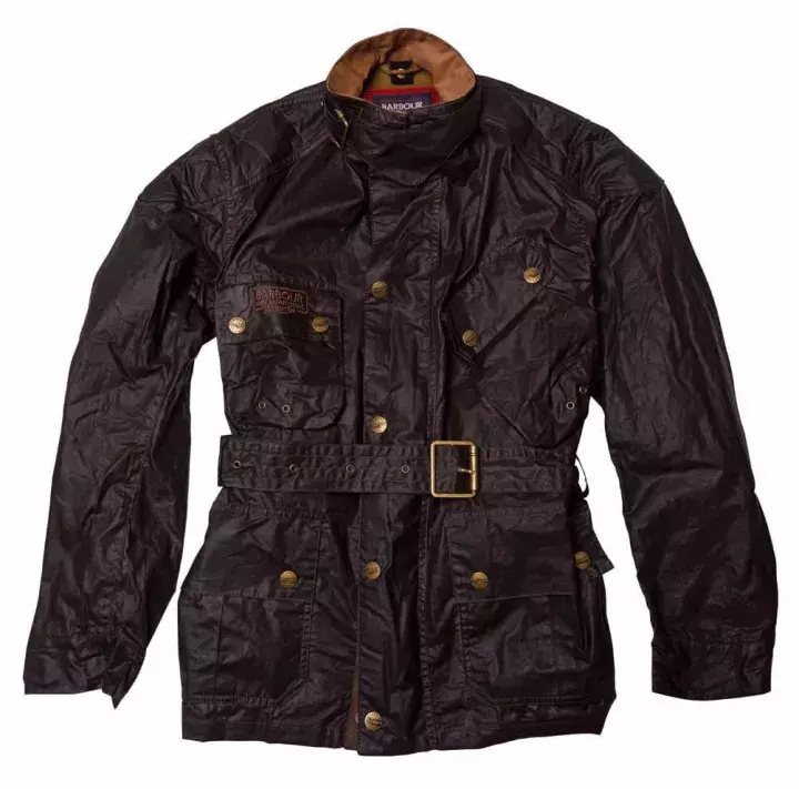 这年头型男手上都有一件「Barbour」