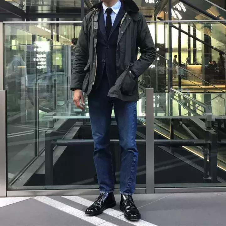这年头型男手上都有一件「Barbour」