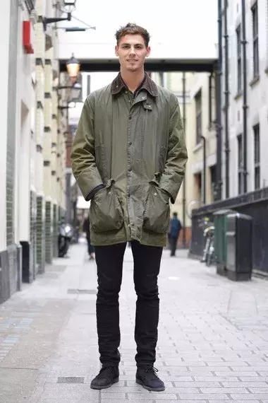 这年头型男手上都有一件「Barbour」