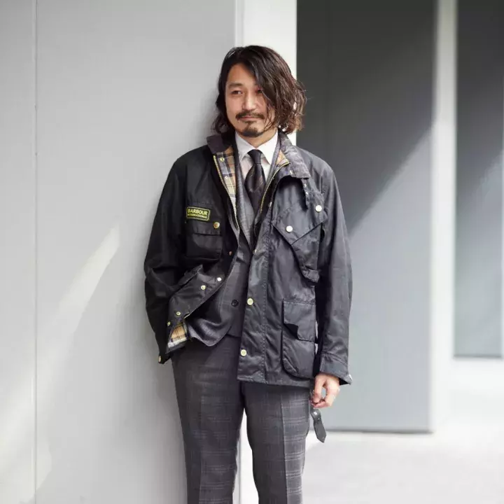 这年头型男手上都有一件「Barbour」