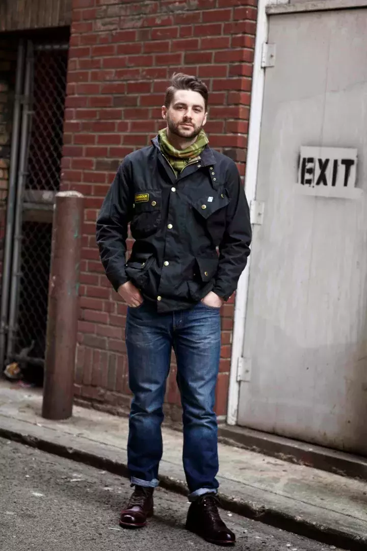 这年头型男手上都有一件「Barbour」