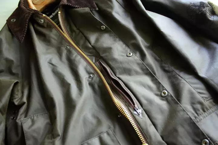 这年头型男手上都有一件「Barbour」