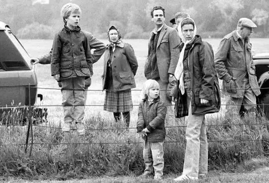 这年头型男手上都有一件「Barbour」