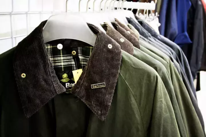 这年头型男手上都有一件「Barbour」
