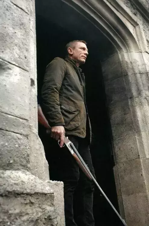这年头型男手上都有一件「Barbour」