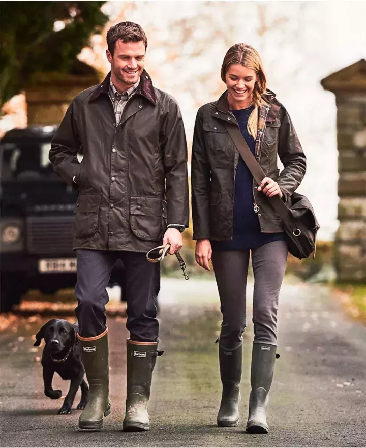 这年头型男手上都有一件「Barbour」