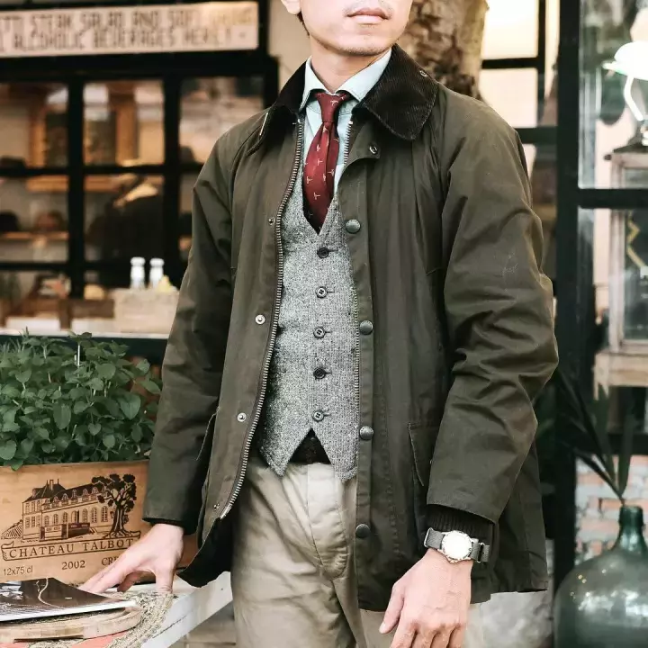 这年头型男手上都有一件「Barbour」