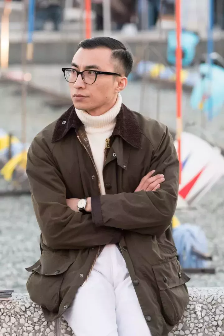 这年头型男手上都有一件「Barbour」