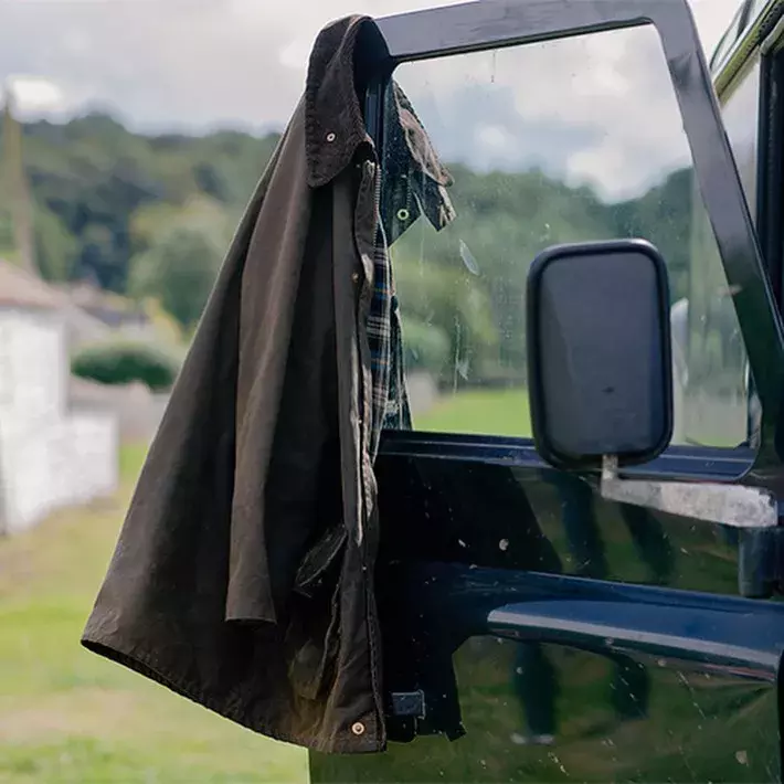 这年头型男手上都有一件「Barbour」