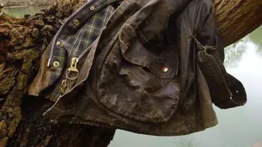 这年头型男手上都有一件「Barbour」