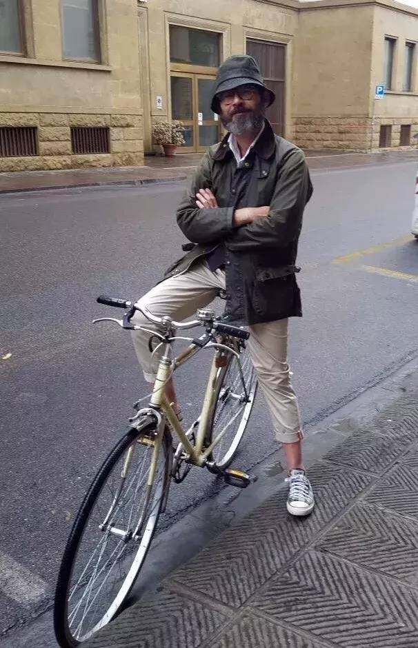 这年头型男手上都有一件「Barbour」