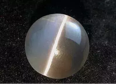 老俩口旅游景点花2.2万元买了对“猫眼”戒指，复检只值500元！