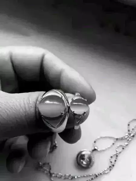 老俩口旅游景点花2.2万元买了对“猫眼”戒指，复检只值500元！