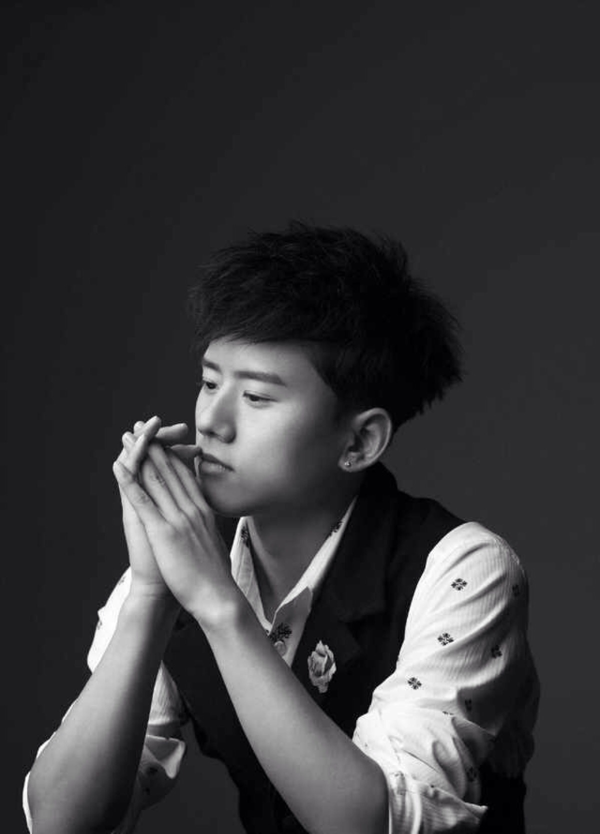 用最受欢迎的歌星歌曲编辑成的伤感短句,看看有没有你喜欢的那位