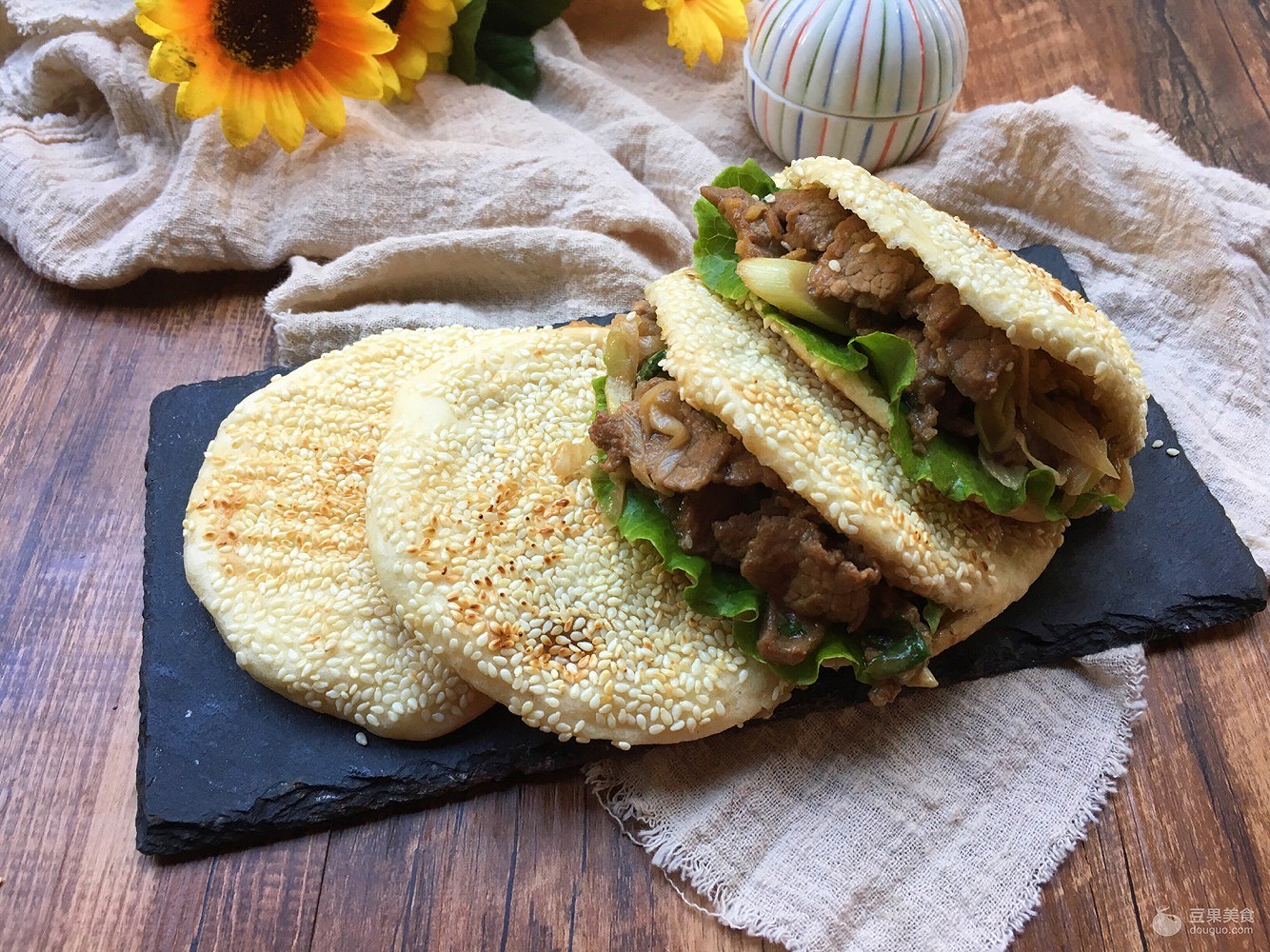 烧饼夹肉怎么做好吃（12步就能出炉的烧饼夹肉）