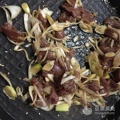 烧饼夹肉怎么做好吃（12步就能出炉的烧饼夹肉）