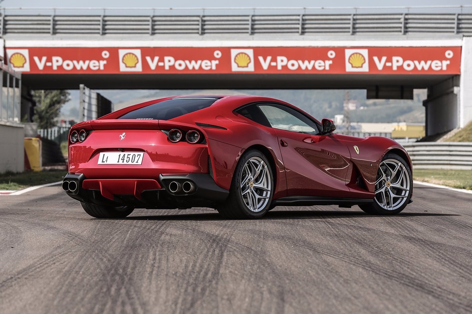 大劲撩车：2.9S破百法拉利812Superfast