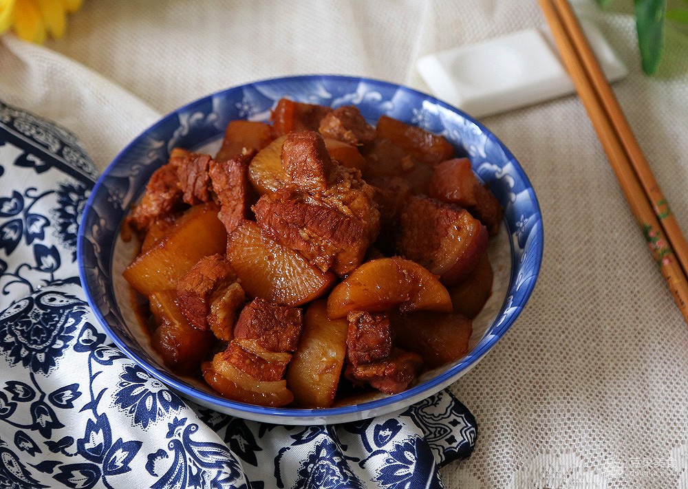猪肉炖萝卜的做法(香煮美味，猪肉萝卜共舞)