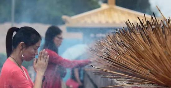 女性朋友常问：我们可以佩戴观音吗？