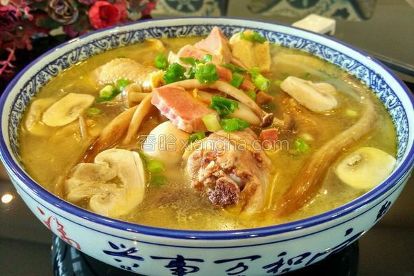 金华火腿菌菇炖鸡汤