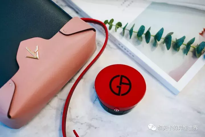 火遍网络的气垫bb哪个好用？阿玛尼最神奇，干妈油皮都是亲妈