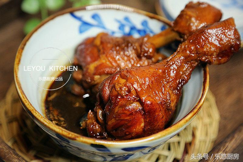 电饭锅炖鸡的简单做法(鸡肉鲜嫩，电饭锅轻松炖煮技巧)