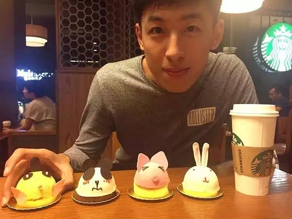 球场外,宋奕霆还是个十足的吃货,翻翻朋友圈,日料,韩国烤肉,甜点,都是