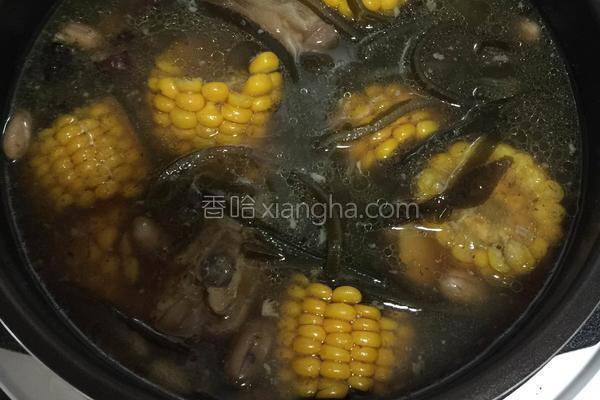 玉米猪脚汤的做法(美味猪脚汤，香浓玉米煮出好滋味)