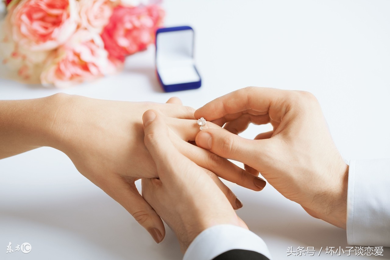 女生接受了礼物（一个女生接受了礼物代表什么）