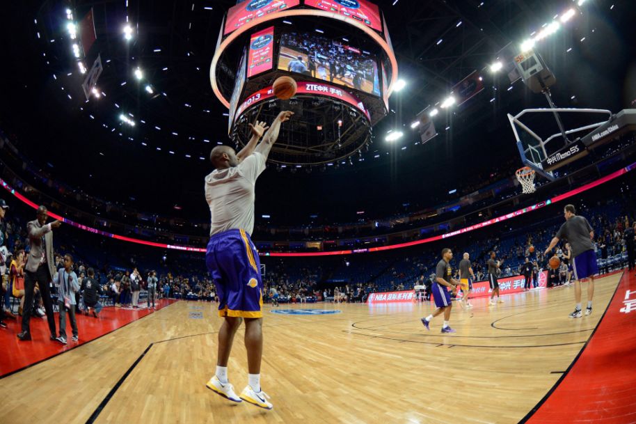 为什么nba球员投球弧线大(好的投篮，不仅要有弧度，在距篮筐越来越远后更需要力度)