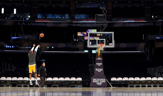 为什么nba球员投球弧线大(好的投篮，不仅要有弧度，在距篮筐越来越远后更需要力度)