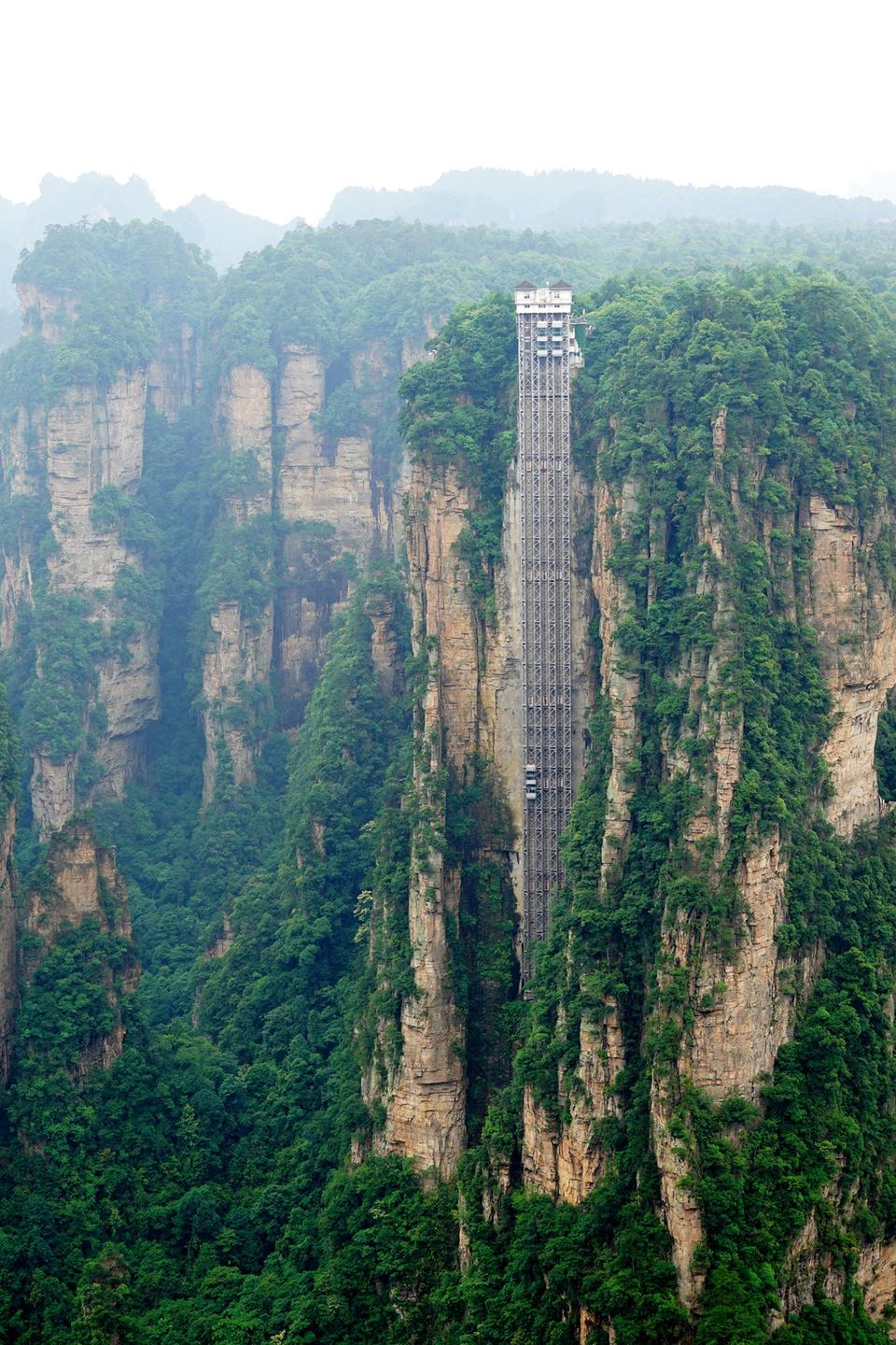 百龙电梯:气势雄伟,工艺复杂,运行高度326米,运行时间1分58秒,每小时