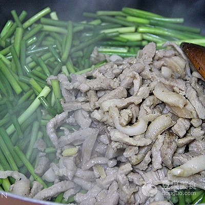 蒜苗炒肉絲的做法,青椒蒜苗炒肉絲的做法