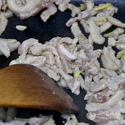 蒜苗炒肉絲的做法,青椒蒜苗炒肉絲的做法