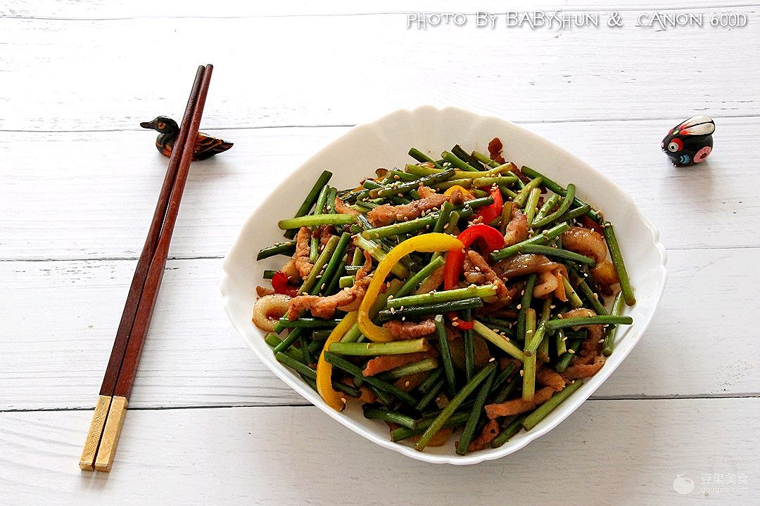 蒜苗炒肉絲的做法,青椒蒜苗炒肉絲的做法