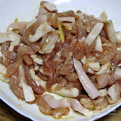 蒜苗炒肉絲的做法,青椒蒜苗炒肉絲的做法