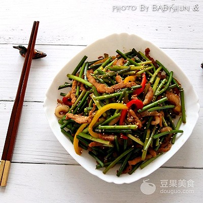 蒜苗炒肉絲的做法,青椒蒜苗炒肉絲的做法