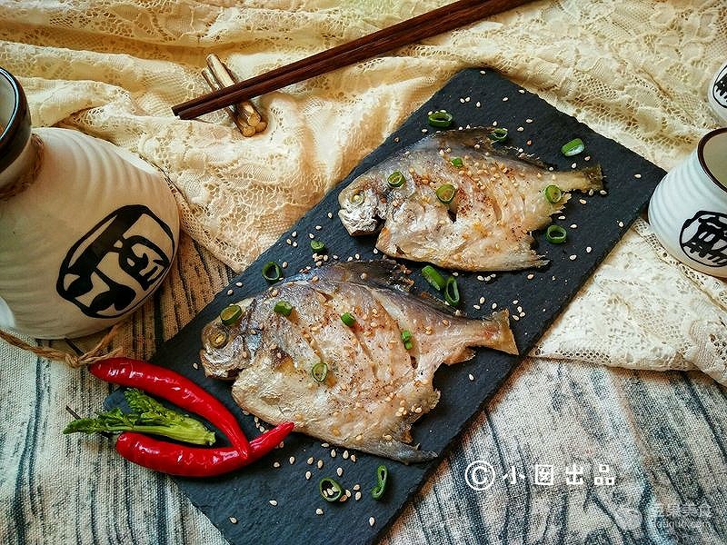 煎金鲳鱼最简单做法(鲜嫩多汁，香气四溢的黄金煎金鲳鱼)