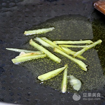 蒜苗炒肉絲的做法,青椒蒜苗炒肉絲的做法